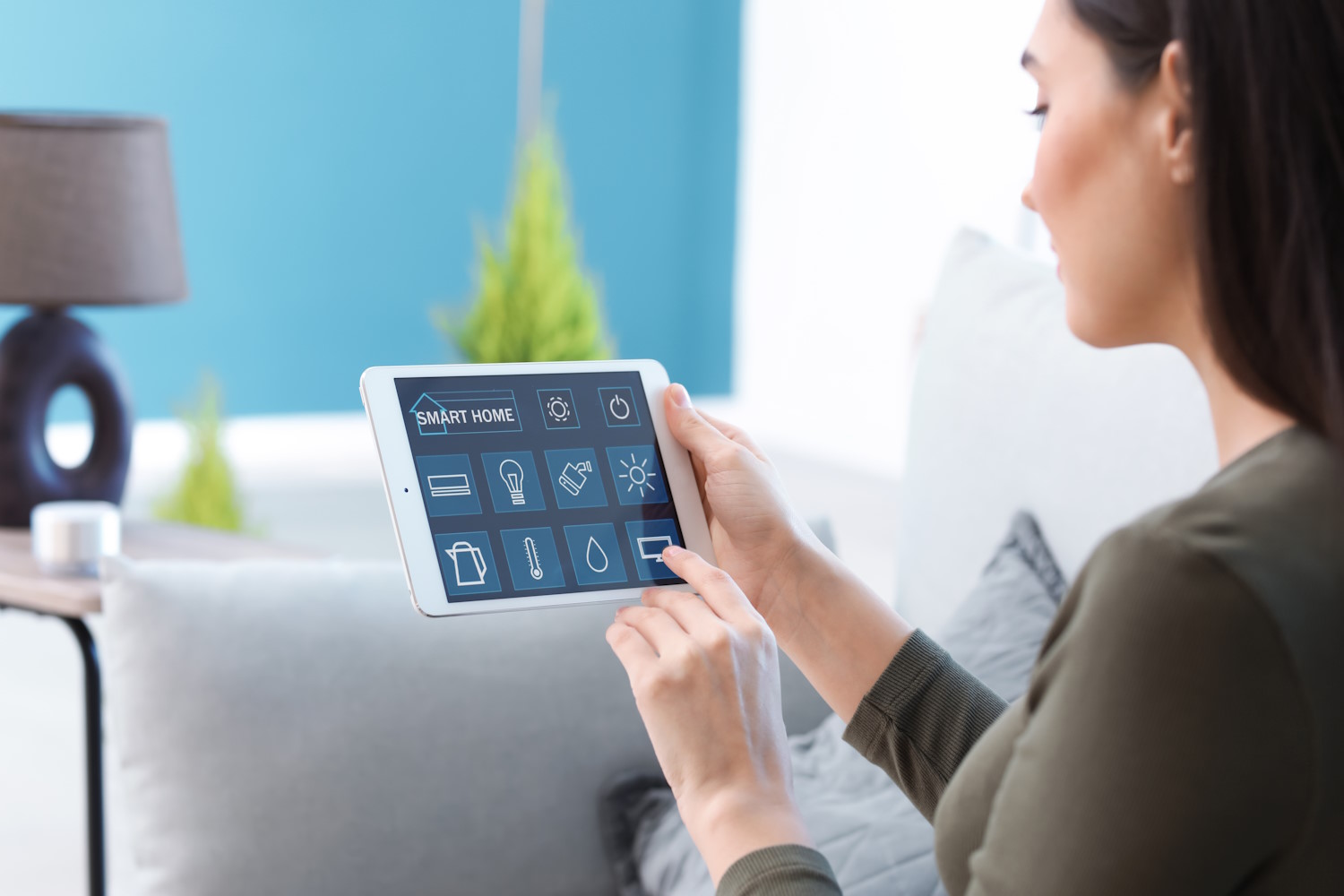 Mujer controla su casa con una tablet